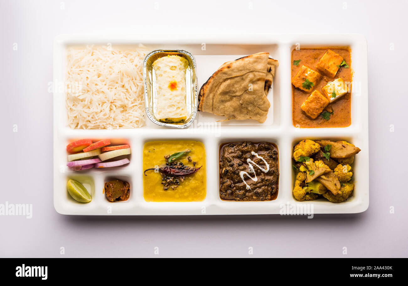 Indische vegaterian Essen Thali oder Paket essen - Fach mit Fächern, in denen Paneer, dal makhani/Parka, Aloo Gobi - sabji, chapati und Reis mit Bengal Stockfoto