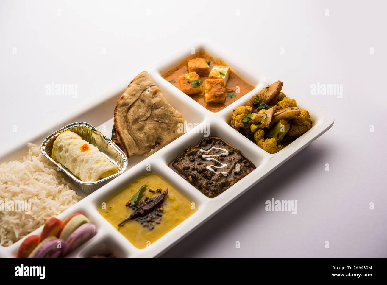 Indische vegaterian Essen Thali oder Paket essen - Fach mit Fächern, in denen Paneer, dal makhani/Parka, Aloo Gobi - sabji, chapati und Reis mit Bengal Stockfoto