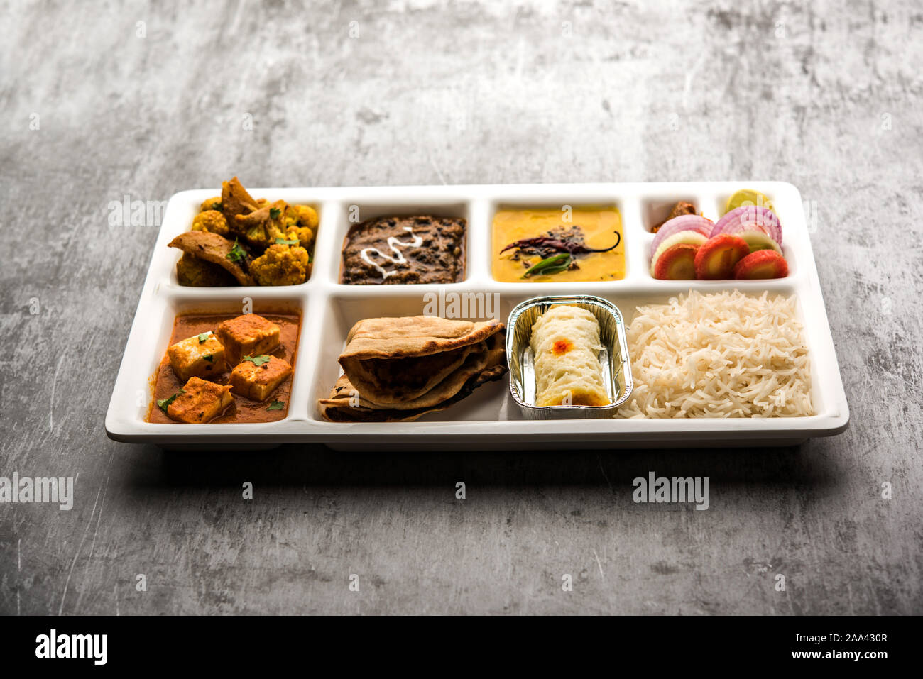 Indische vegaterian Essen Thali oder Paket essen - Fach mit Fächern, in denen Paneer, dal makhani/Parka, Aloo Gobi - sabji, chapati und Reis mit Bengal Stockfoto