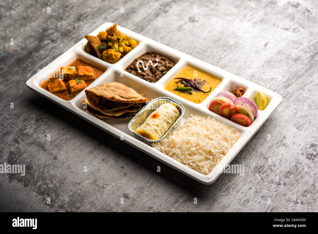 Indische vegaterian Essen Thali oder Paket essen - Fach mit Fächern, in denen Paneer, dal makhani/Parka, Aloo Gobi - sabji, chapati und Reis mit Bengal Stockfoto