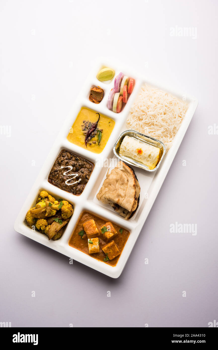 Indische vegaterian Essen Thali oder Paket essen - Fach mit Fächern, in denen Paneer, dal makhani/Parka, Aloo Gobi - sabji, chapati und Reis mit Bengal Stockfoto