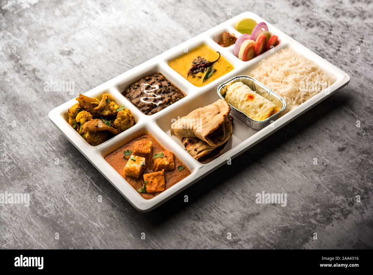 Indische vegaterian Essen Thali oder Paket essen - Fach mit Fächern, in denen Paneer, dal makhani/Parka, Aloo Gobi - sabji, chapati und Reis mit Bengal Stockfoto