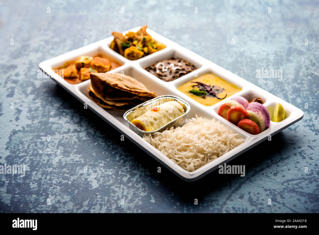 Indische vegaterian Essen Thali oder Paket essen - Fach mit Fächern, in denen Paneer, dal makhani/Parka, Aloo Gobi - sabji, chapati und Reis mit Bengal Stockfoto