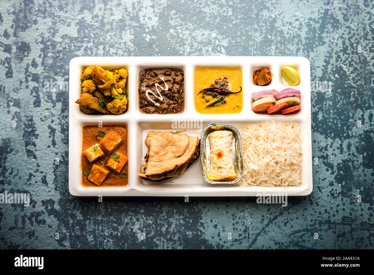 Indische vegaterian Essen Thali oder Paket essen - Fach mit Fächern, in denen Paneer, dal makhani/Parka, Aloo Gobi - sabji, chapati und Reis mit Bengal Stockfoto