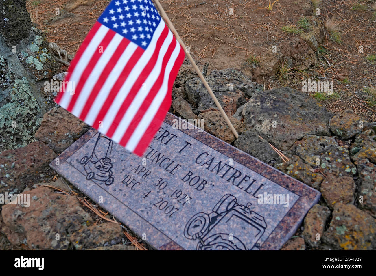 Ein Grab Marker an einem historischen Pioneer Cemetery in der Nähe von Camp Polk, Oregon, in den Cascade Mountains. Stockfoto