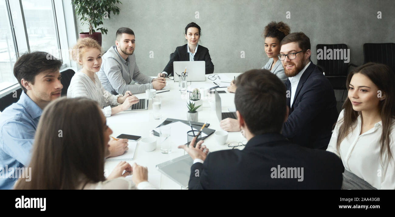Business Team in Sitzung im Sitzungssaal, Diskussion von Strategie Stockfoto