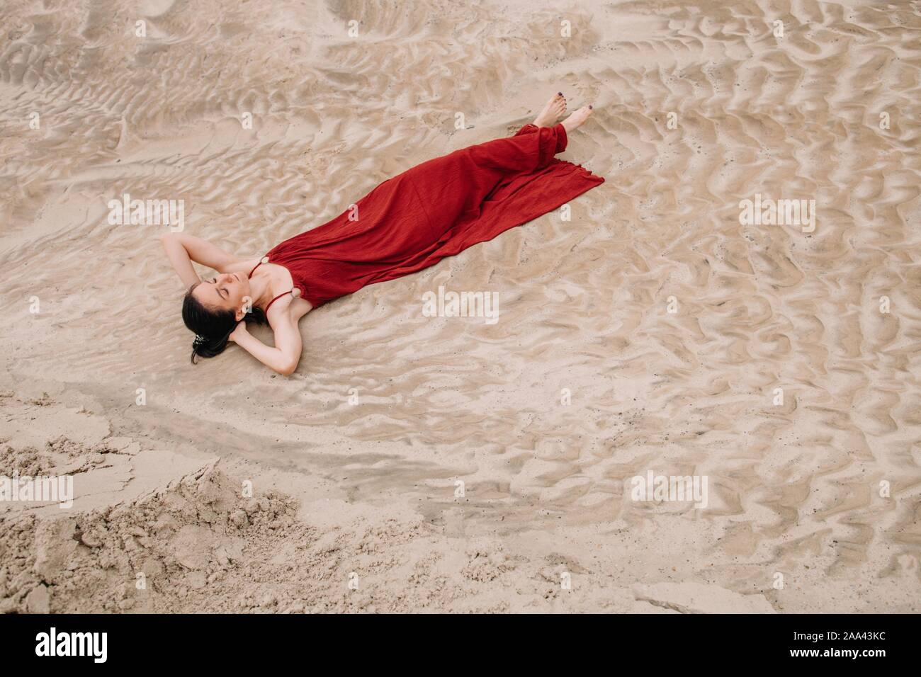 Frau im Sand Tagträumen, Russland Stockfoto