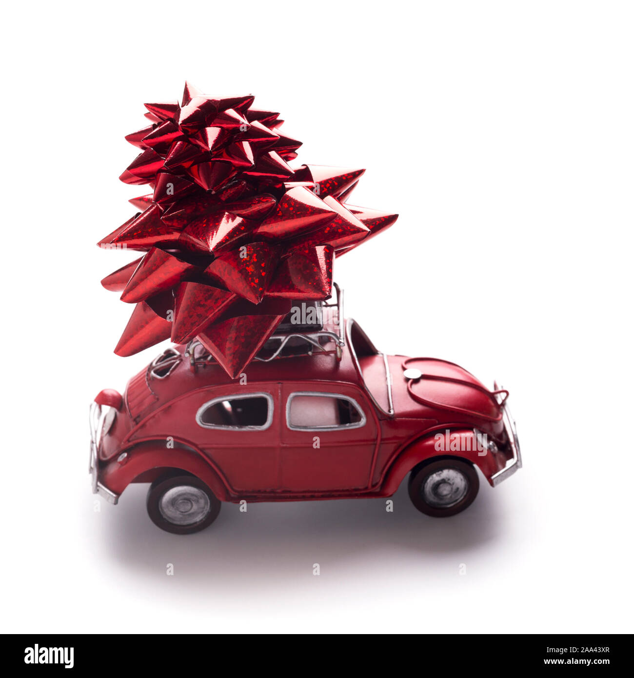 Spielzeug retro Auto Volkswagen Käfer mit roter Schleife Vorbereitung auf Weihnachten Stockfoto