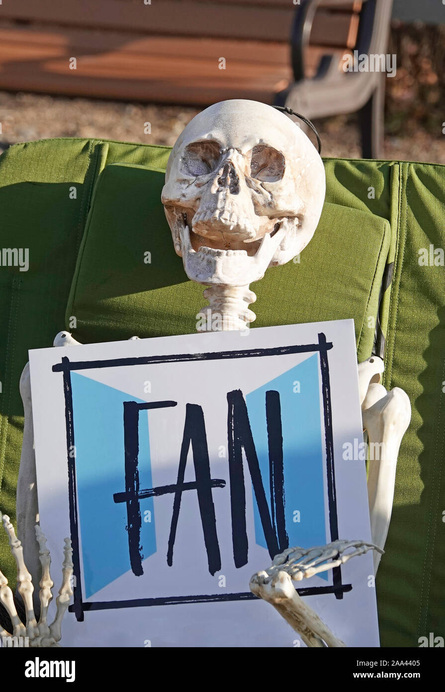 Ein gefälschtes menschliches Skelett mit einem Schild, das sagt "FAN" an einer High School Football Spiel in zentralen Oregon. Stockfoto