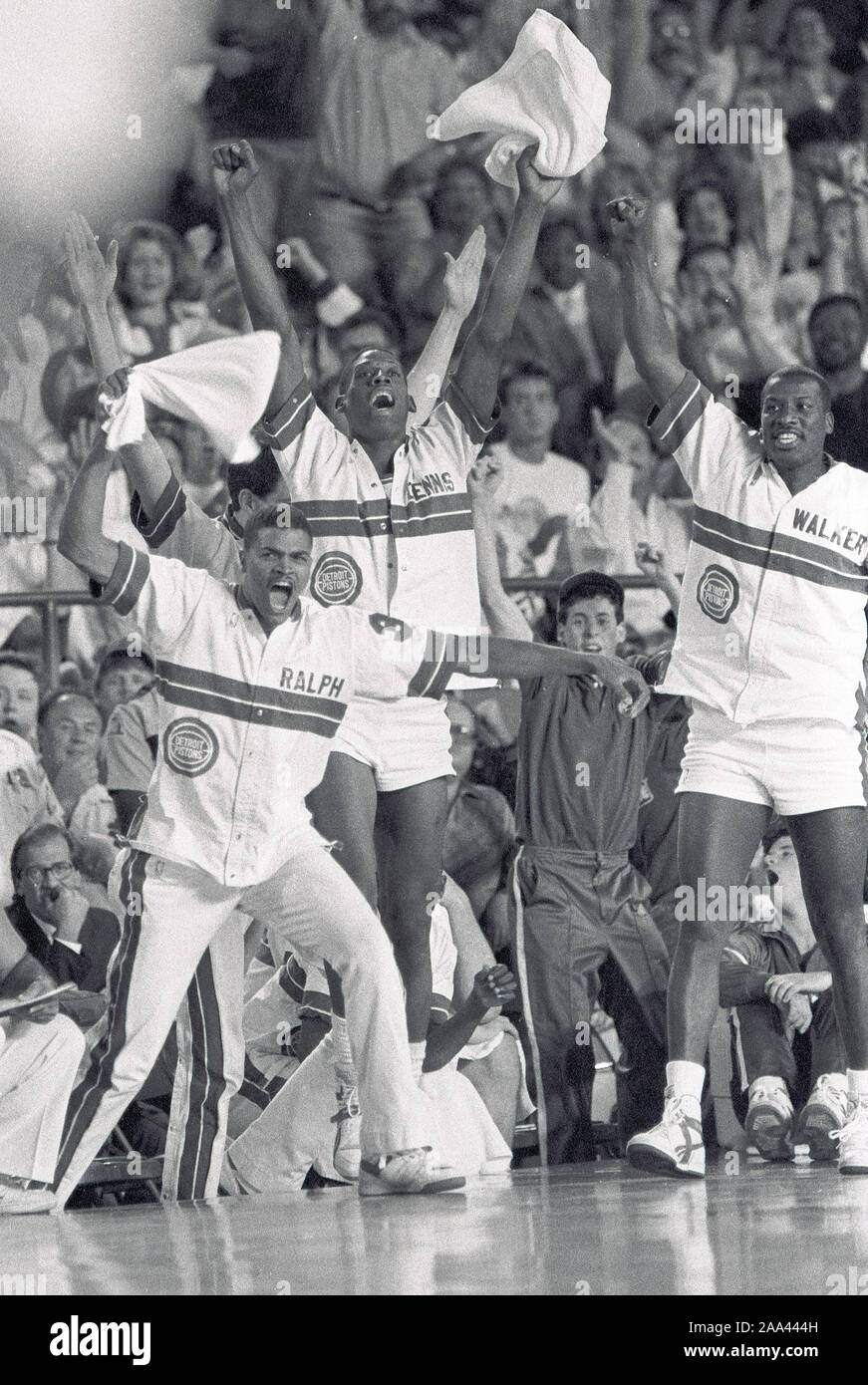 Detroit Pistons Ralph Lewis (links) Dennis Rodman (Mitte) und Walker Russell (rechts) feiern, wie Ihre teams Gewinne während der NBA Playoffs 1988 gegen die Boston Celtics in Detroit, Michigan USA Mai 1988 Foto von Bill belknap Stockfoto