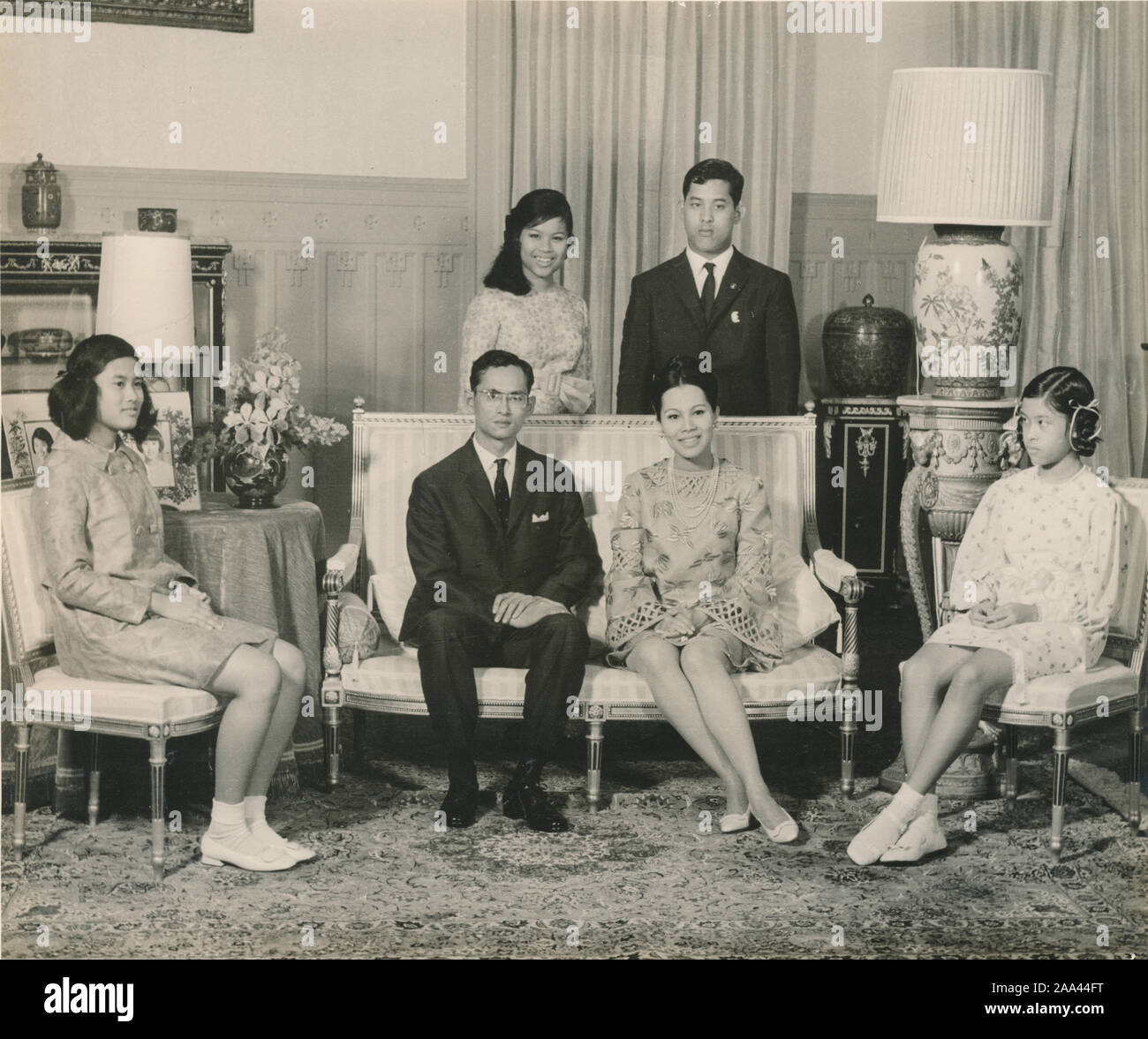 Der thailändische König Bhumibol Adulyadej mit seiner Familie und seinen König Maha Vajiralongkorn Bodindradebayavarangkun Stockfoto