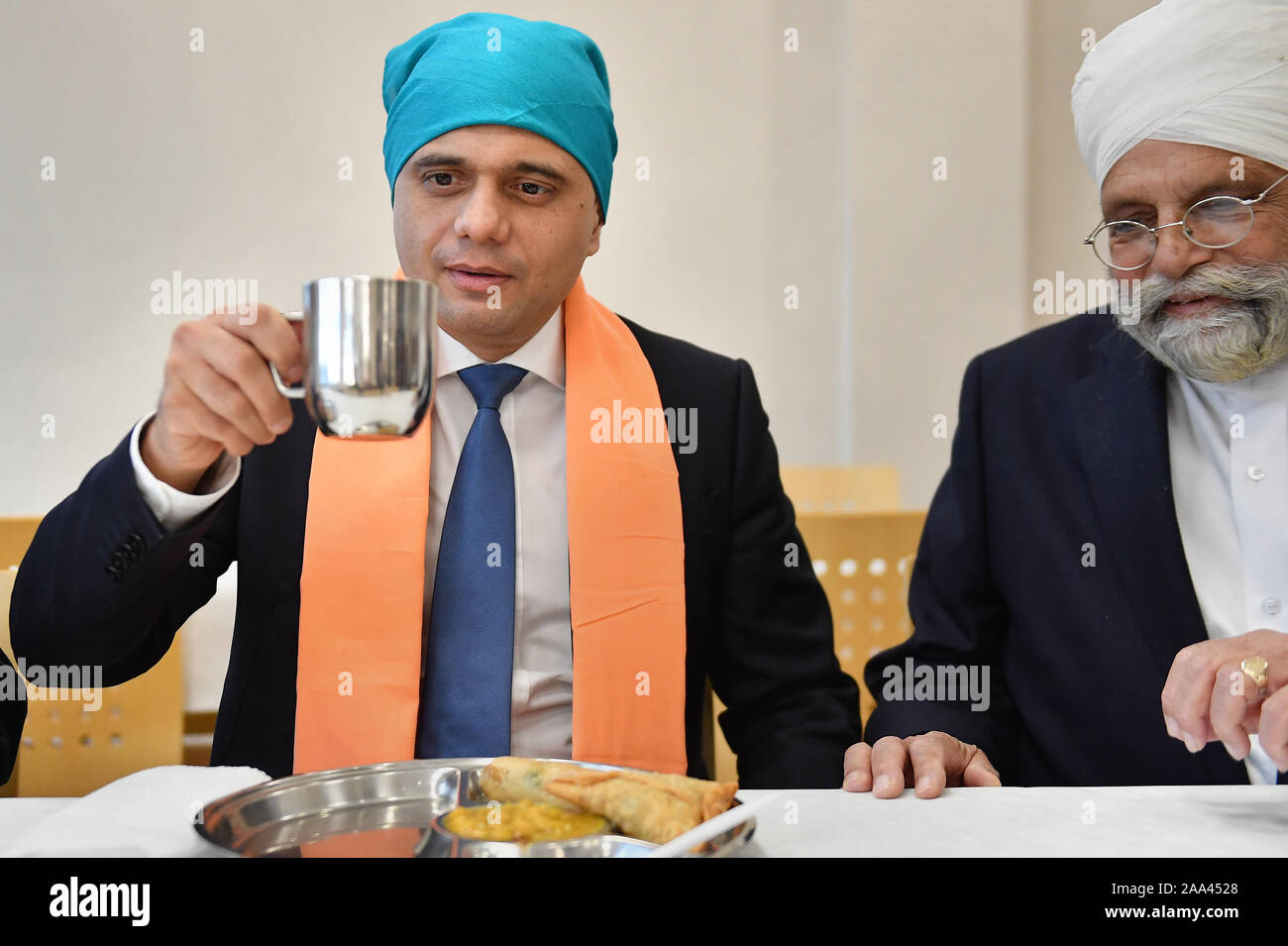 Schatzkanzler Sajid Javid bei einem Besuch in Nanaksar Gurdwara in Coventry während der Wahlkampagne im Vorfeld der allgemeinen Wahlen. Stockfoto