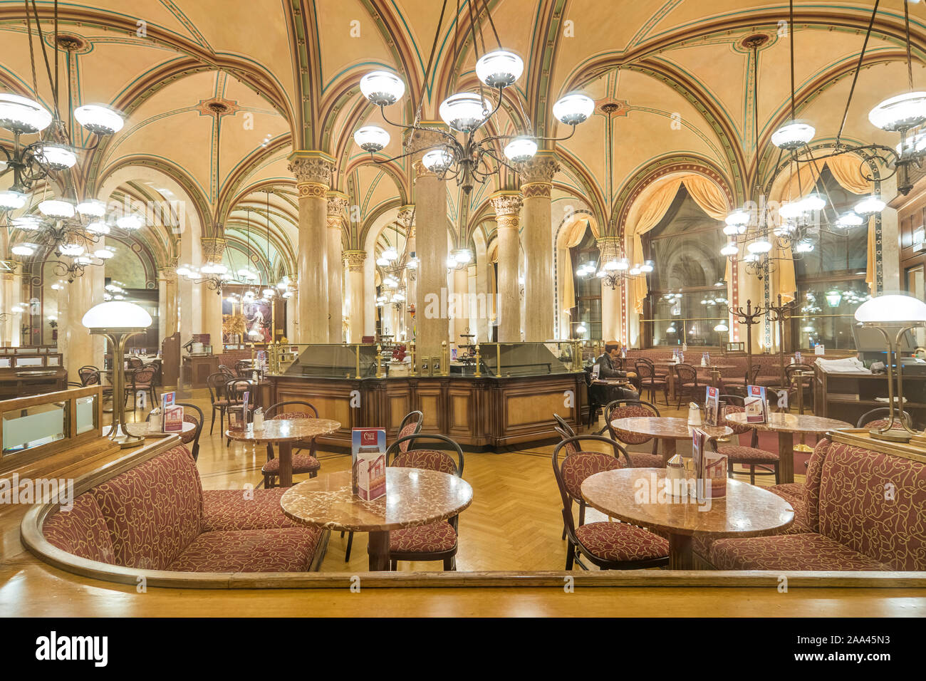 Cafe Central in Wien Österreich als durch das Fenster gesehen. Stockfoto