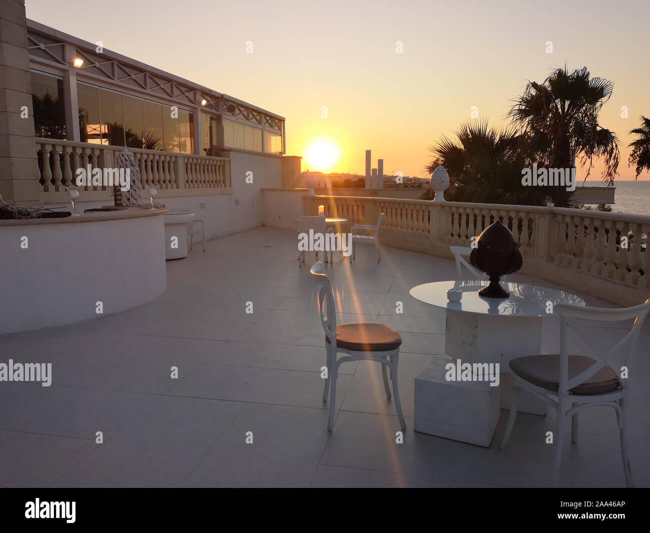 Hotel Terrasse bei Sonnenuntergang, Apulien, Italien Stockfoto