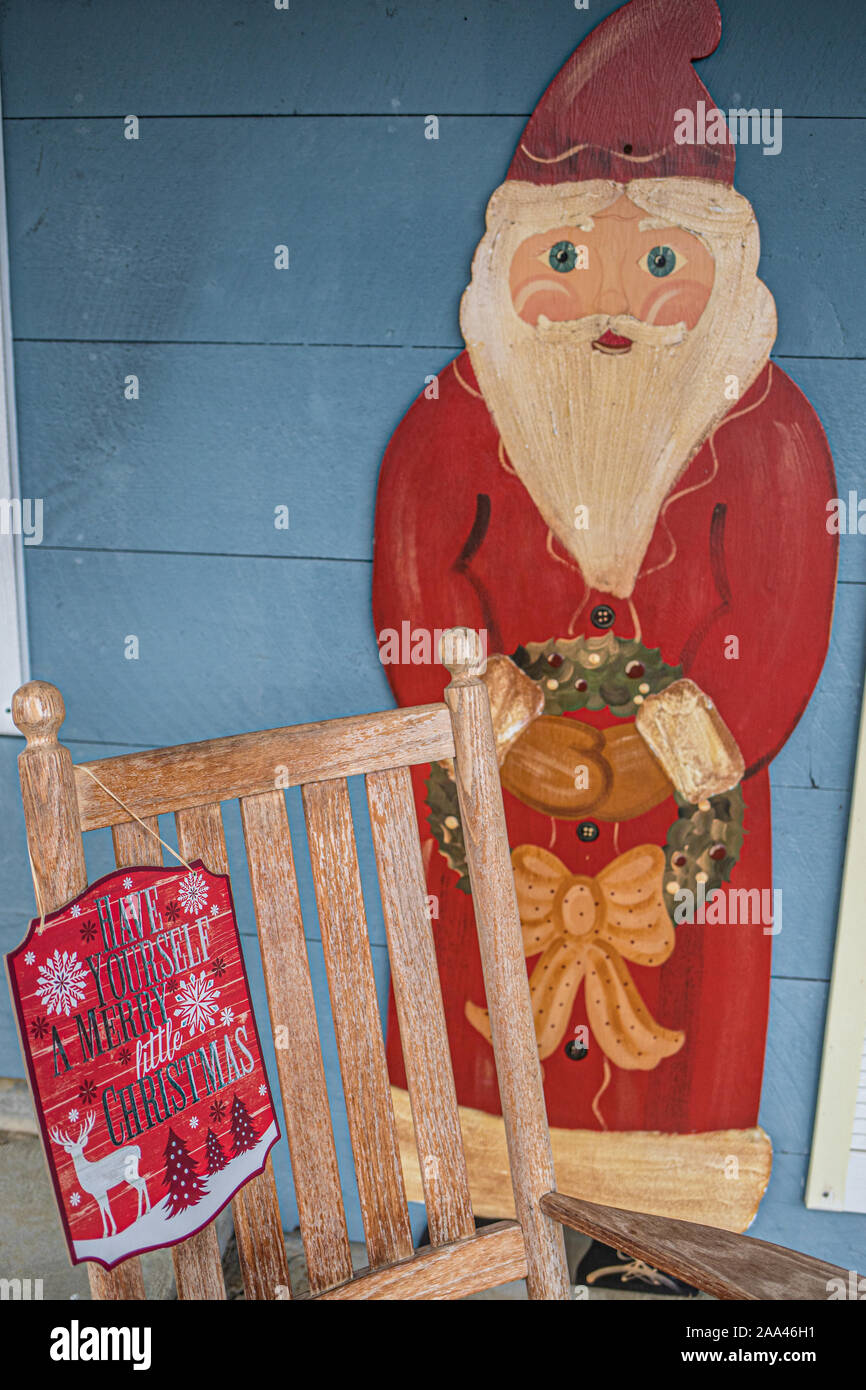 Santa Claus ist bereit, außerhalb der Landstraßen Geschenk Shop in Templeton, MA Stockfoto
