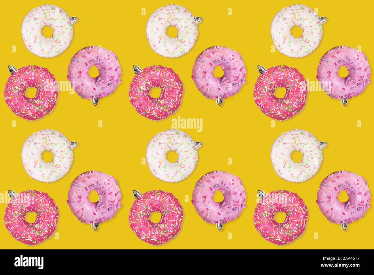 Weihnachtsschmuck. Festliche kreative nahtlose Muster von der bunten donuts als Weihnachtsbaum Spielzeug auf trendige gelben Hintergrund. Horizontale orientat Stockfoto