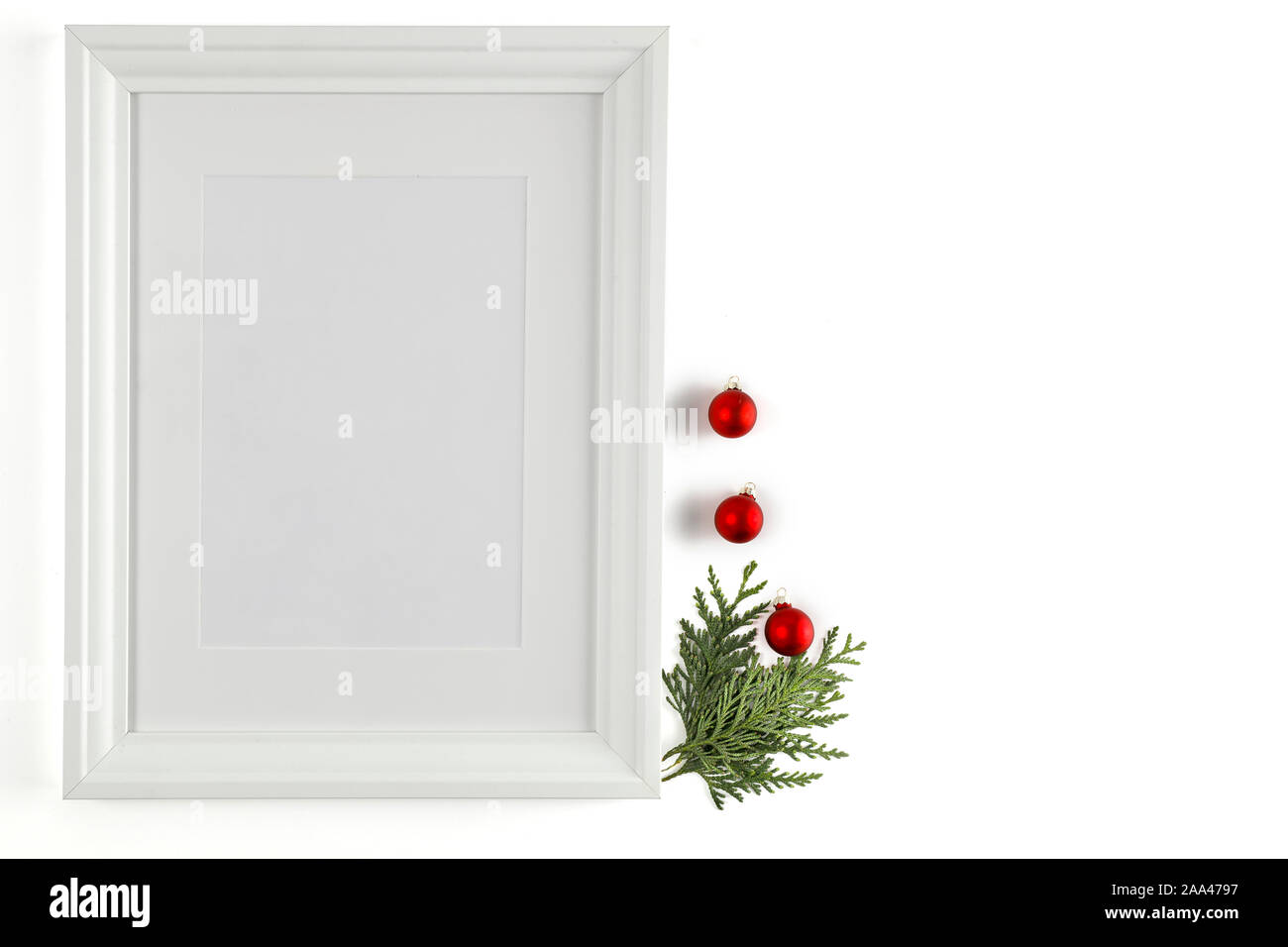 Weiße Wand mit Rahmen Bild Hintergrund. Weihnachten Komposition. Winter. Kopieren Sie Platz. Stockfoto