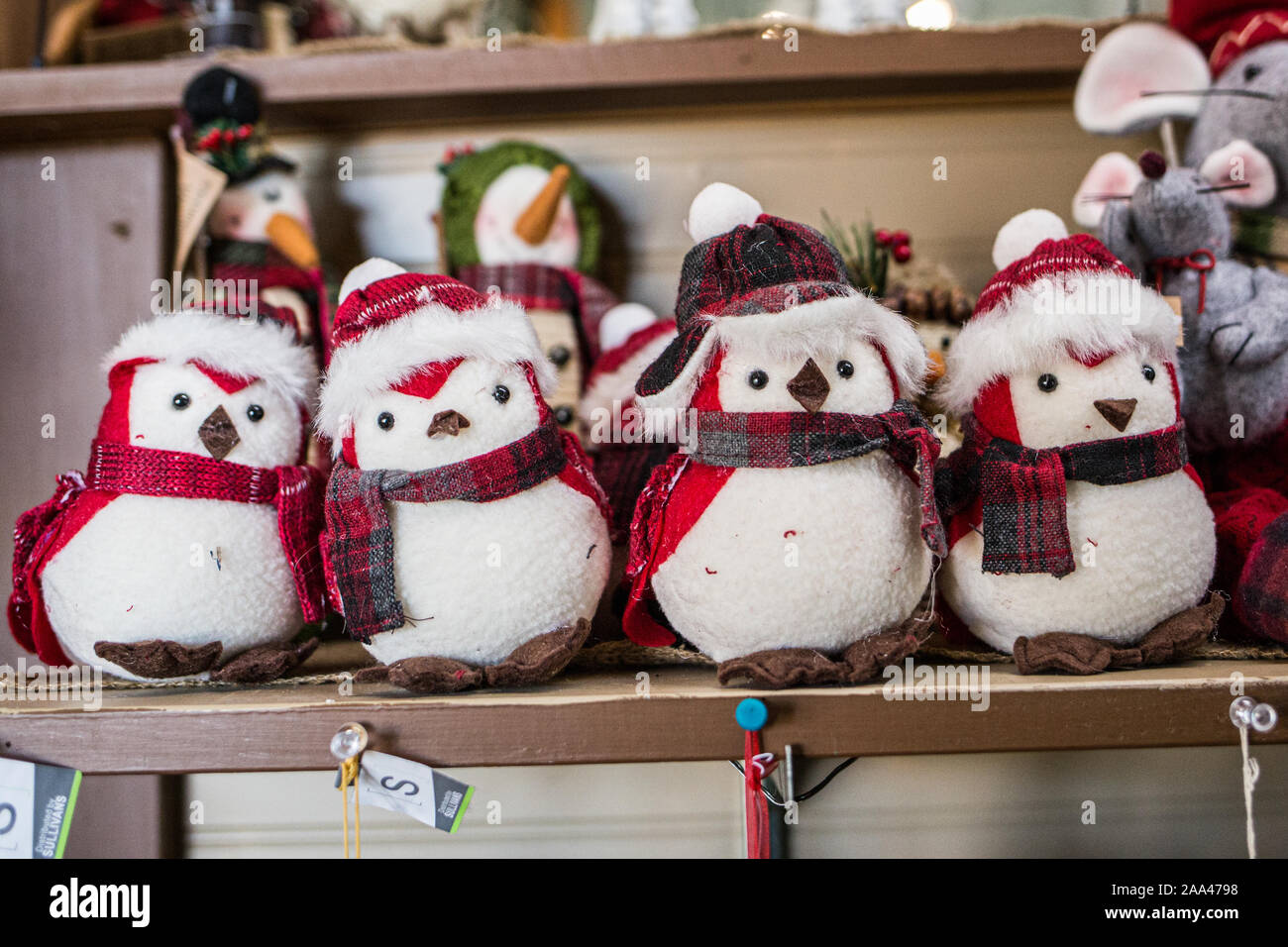 Kleine gefüllte Schneemänner Dekorationen in einem Geschäft Stockfoto