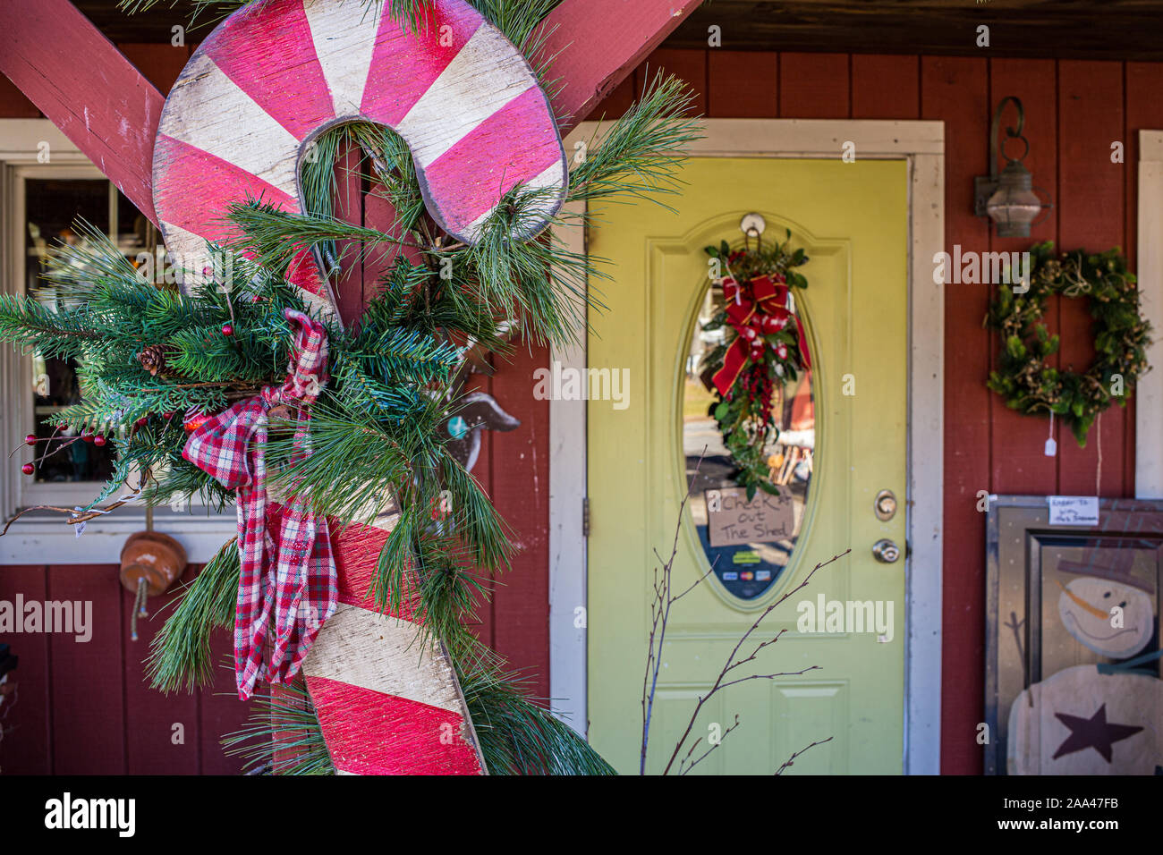 Eine riesige Zuckerstange ziert ein Shop in Hubbardston, MA an Weihnachten Stockfoto