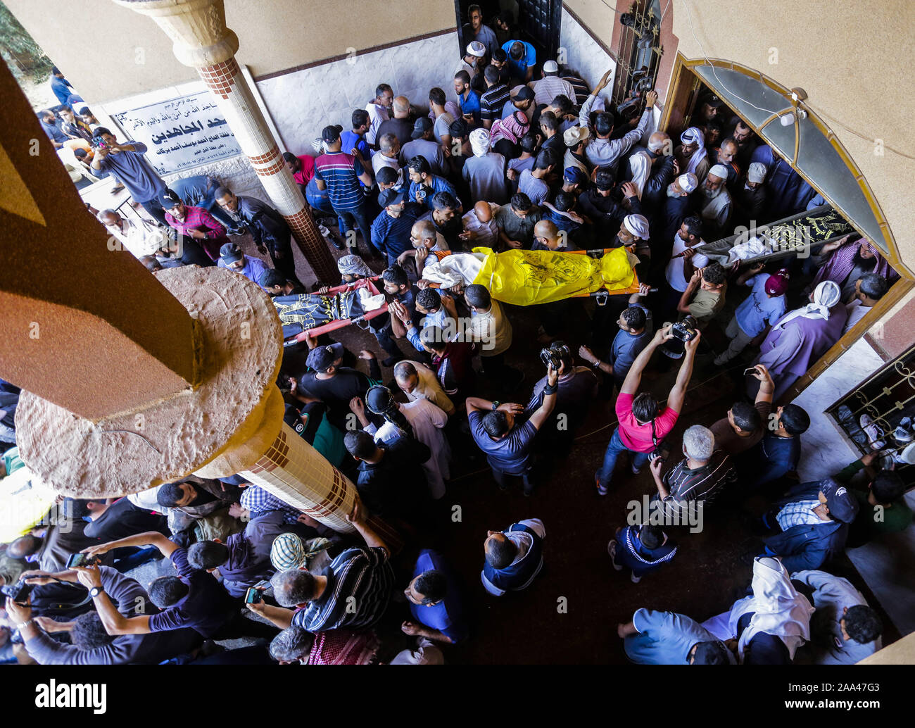 Gaza, Gaza, Palästina. 14 Nov, 2019. Palästinensischen trauernde durchführen, die Körper von Rasmi Abu Malhous und sieben Mitglieder seiner Familie, die in der Nacht israelische Raketenangriffe, dass Ihr Haus ausgerichtet ist, während der Trauerfeier in einer Moschee in Deir al-Balah wurden getötet, zentralen Gazastreifen, Donnerstag, November 14, 2019. Credit: Mahmoud Issa/Quds Net News/ZUMA Draht/Alamy leben Nachrichten Stockfoto