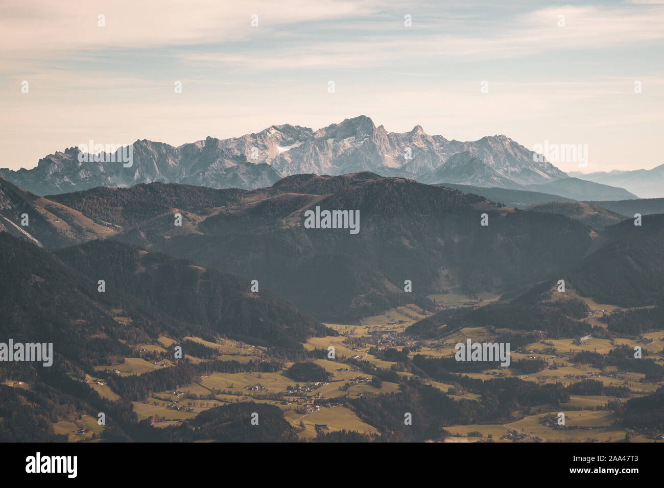 Berg Tal und Dachstein in den österreichischen Alpen, Salzburg, Österreich Stockfoto