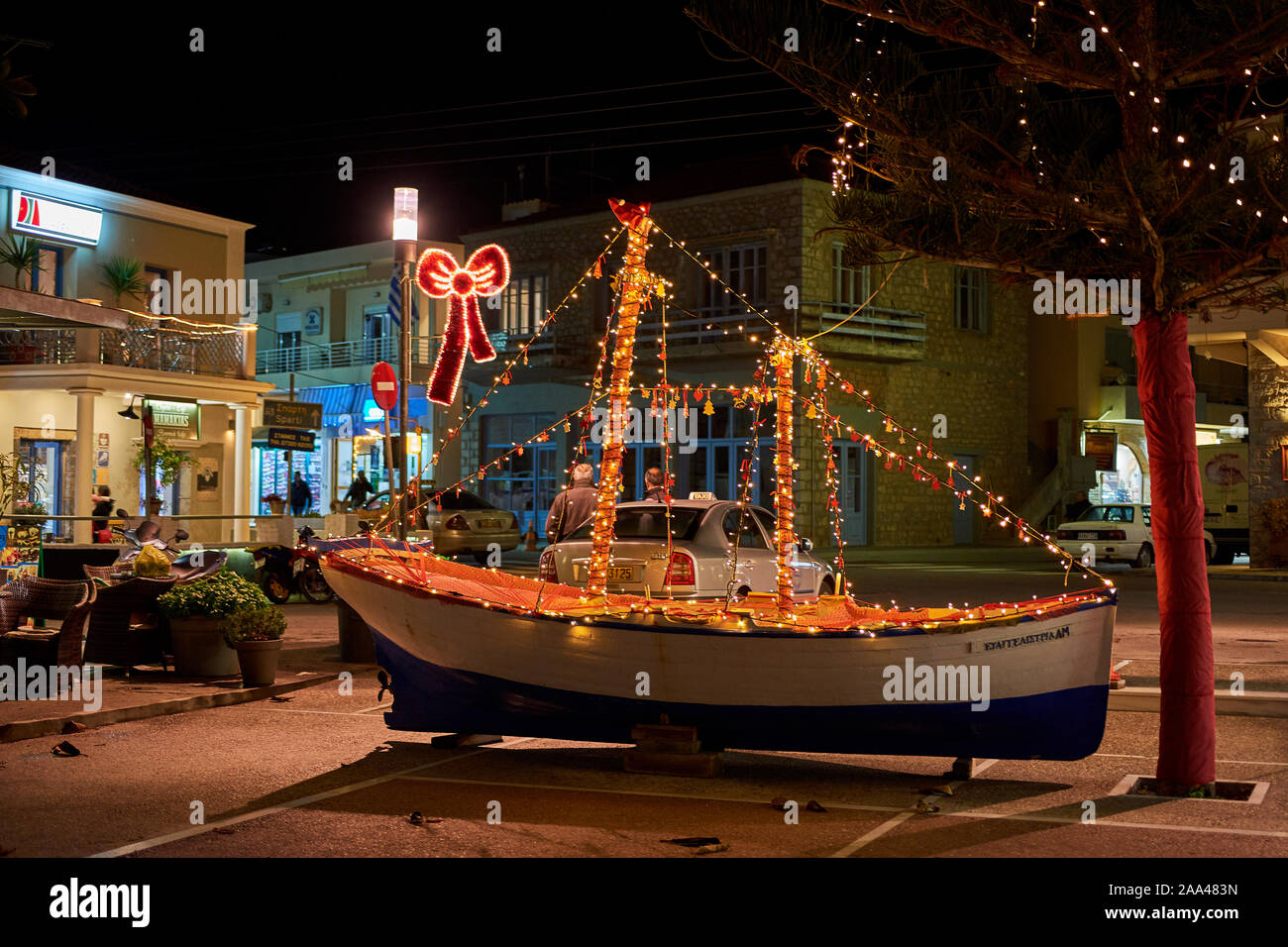 Holz Weihnachten Schiff in der Nacht eingerichtet. In der griechischen