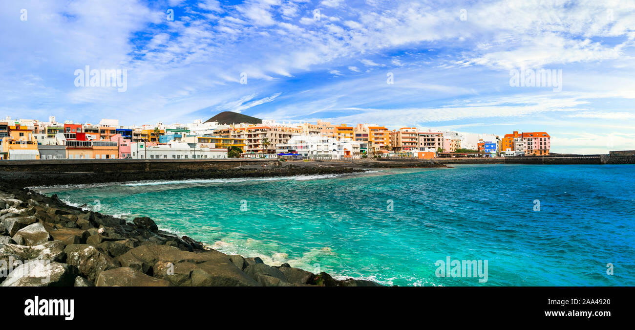 Schöne Puertito de Guimar Dorf, mit Blick auf das türkisfarbene Meer und bunten Häusern, Teneriffa, Spanien. Stockfoto