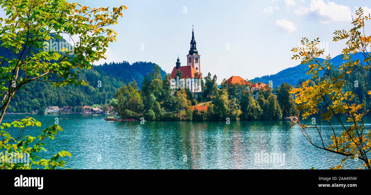 Schönen Bleder See, Ansicht mit Kathedrale und Berge, Slowenien. Stockfoto