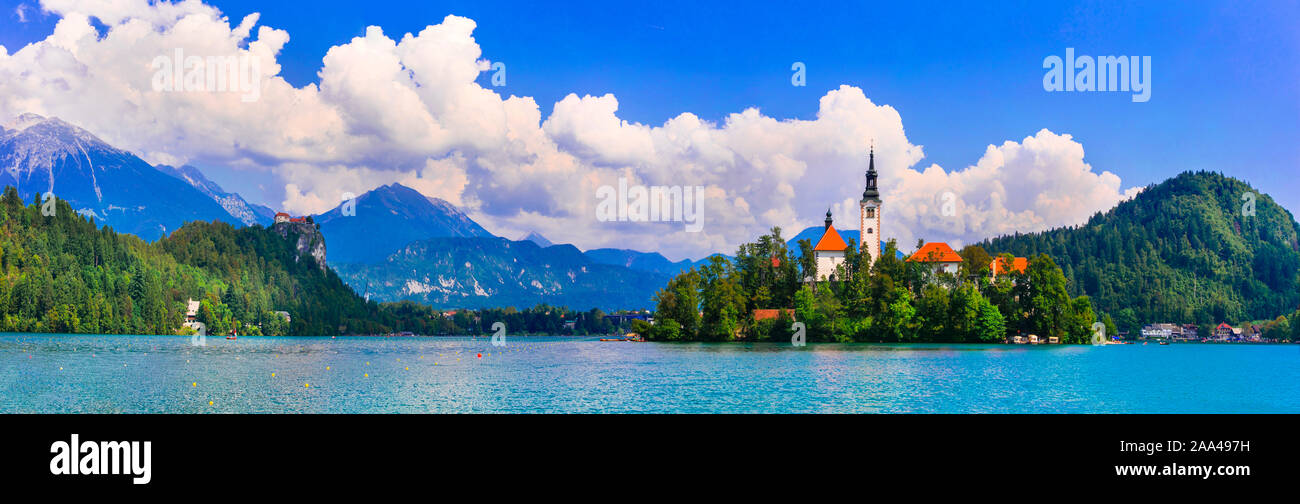 Schönen Bleder See, Ansicht mit Kathedrale und Berge, Slowenien. Stockfoto