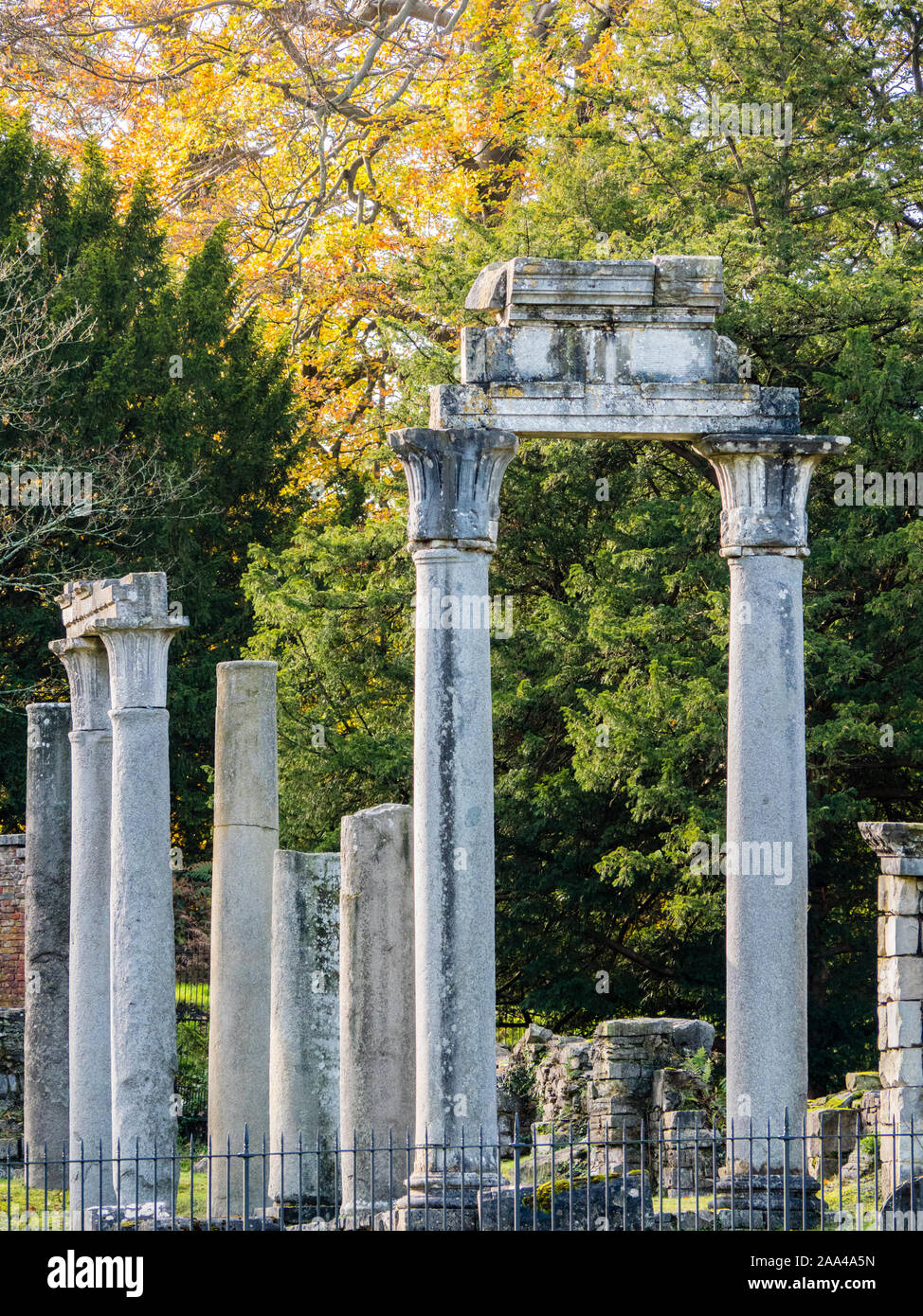 Römische Ruinen, Ruinen von Leptis Magna, Virginia Wasser, Windsor Great Park, Surrey, England, UK, GB. Stockfoto