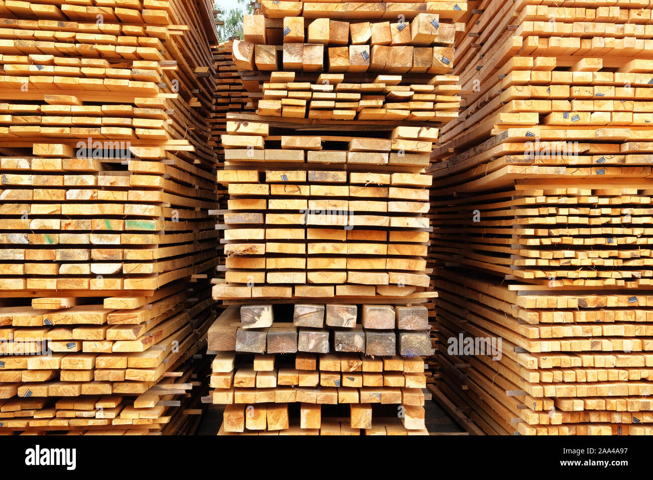 Stapel von Holz- Bars. Stapel der neue Holzbretter auf einem Speichermedium. Stockfoto