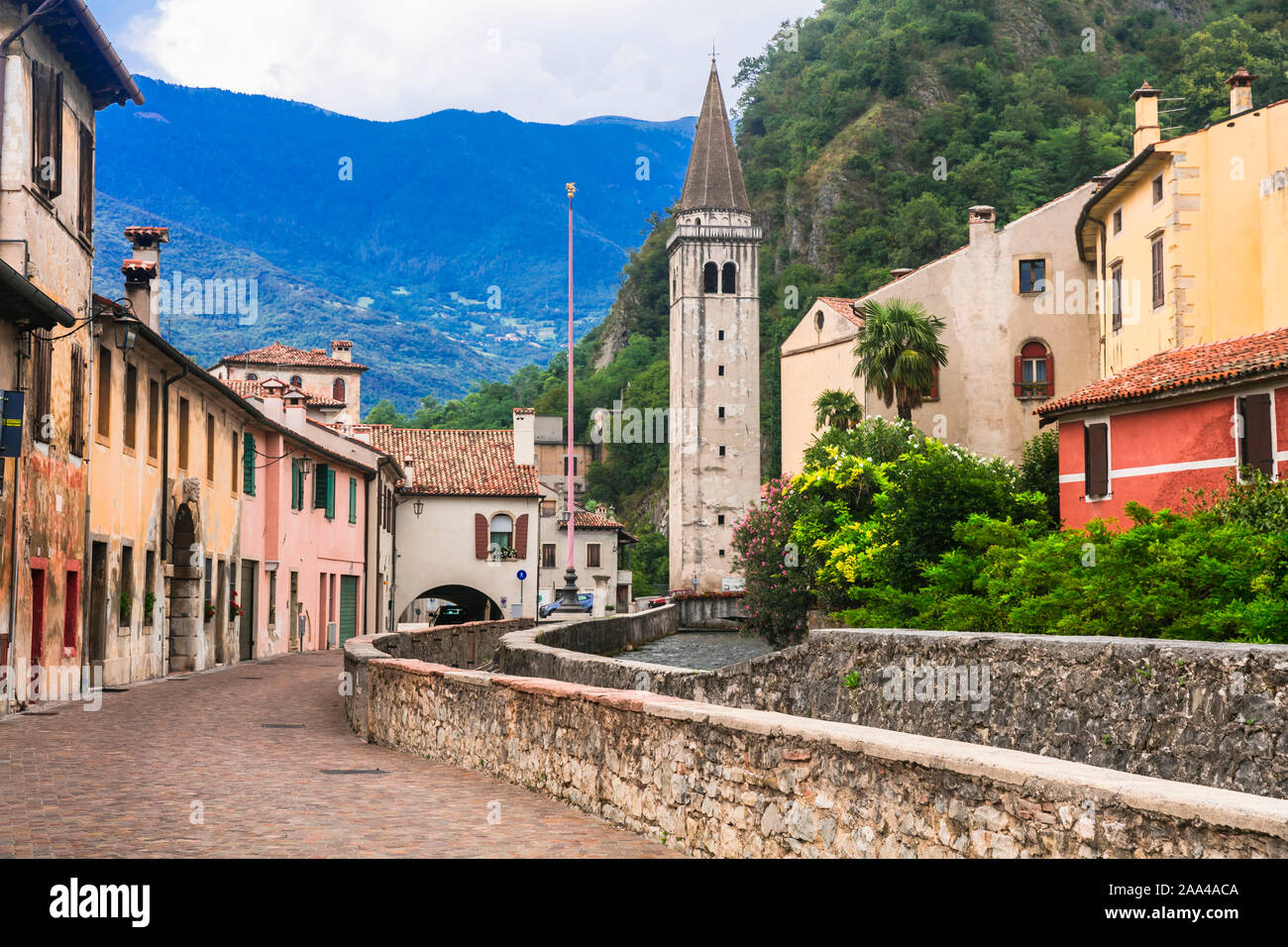 Traditionelle bunte Häuser in Vittorio Veneto, Italien. Stockfoto