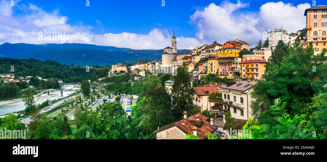 Schöne Belluno Stadt, Ansicht mit bunten Häusern, die Kathedrale und die Berge, Venetien, Italien. Stockfoto