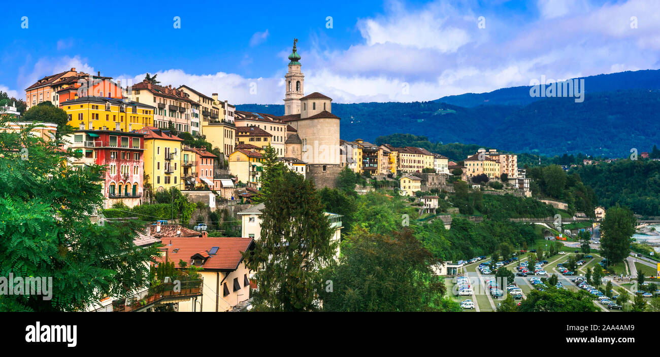 Schöne Belluno Stadt, Ansicht mit bunten Häusern, die Kathedrale und die Berge, Venetien, Italien. Stockfoto