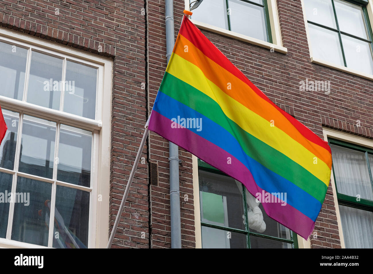 Rainbow Pride Flag am Gebäude in Amsterdam Stockfoto
