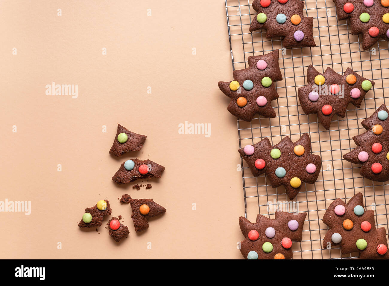 Plätzchen backen mit Schokolade Lebkuchen Cookies in Form einer  Weihnachtsbaum dekoriert mit Smarties, auf Kühlung Rack, auf gelbem  Hintergrund Stockfotografie - Alamy