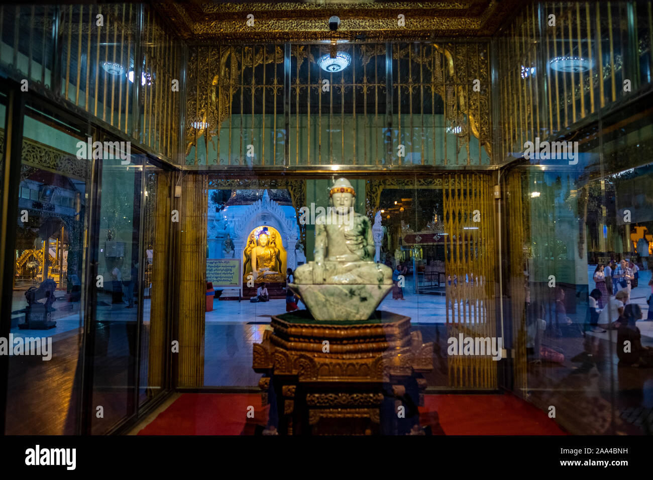 Carved Jade scullpture des Buddha in einem reich verzierten Kapelle der Shwedagon Pagode in Yangon, Myanmar (Birma) Stockfoto