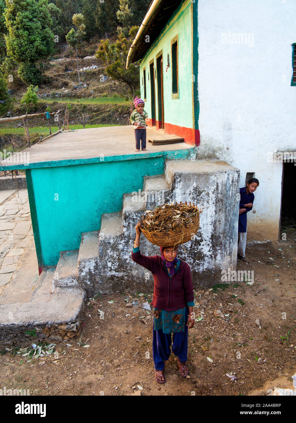 Junge Mädchen an Kala Agar Dorf, wo Jim Corbett nach dem Chowgarh fleischfressenden Tigerin, Kumaon Hügel, Uttarakhand, Indien Stockfoto