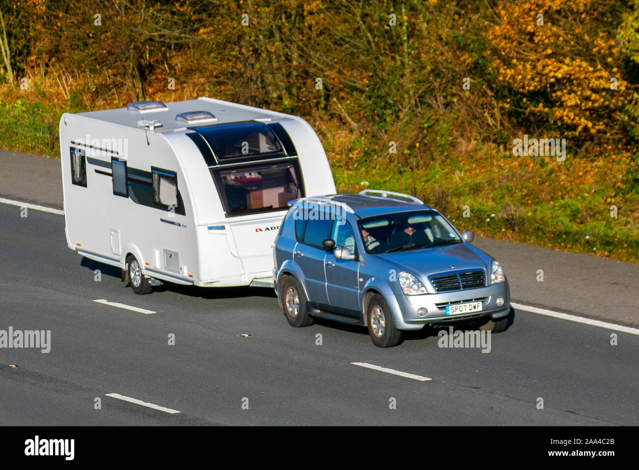 2007 SsangYong Rexton 270 SX 5S Auto; Großbritannien Verkehr, Transport, moderne Fahrzeuge, Limousinen, South-bound motorisch auf der 3 Spur M61 Autobahn. Stockfoto