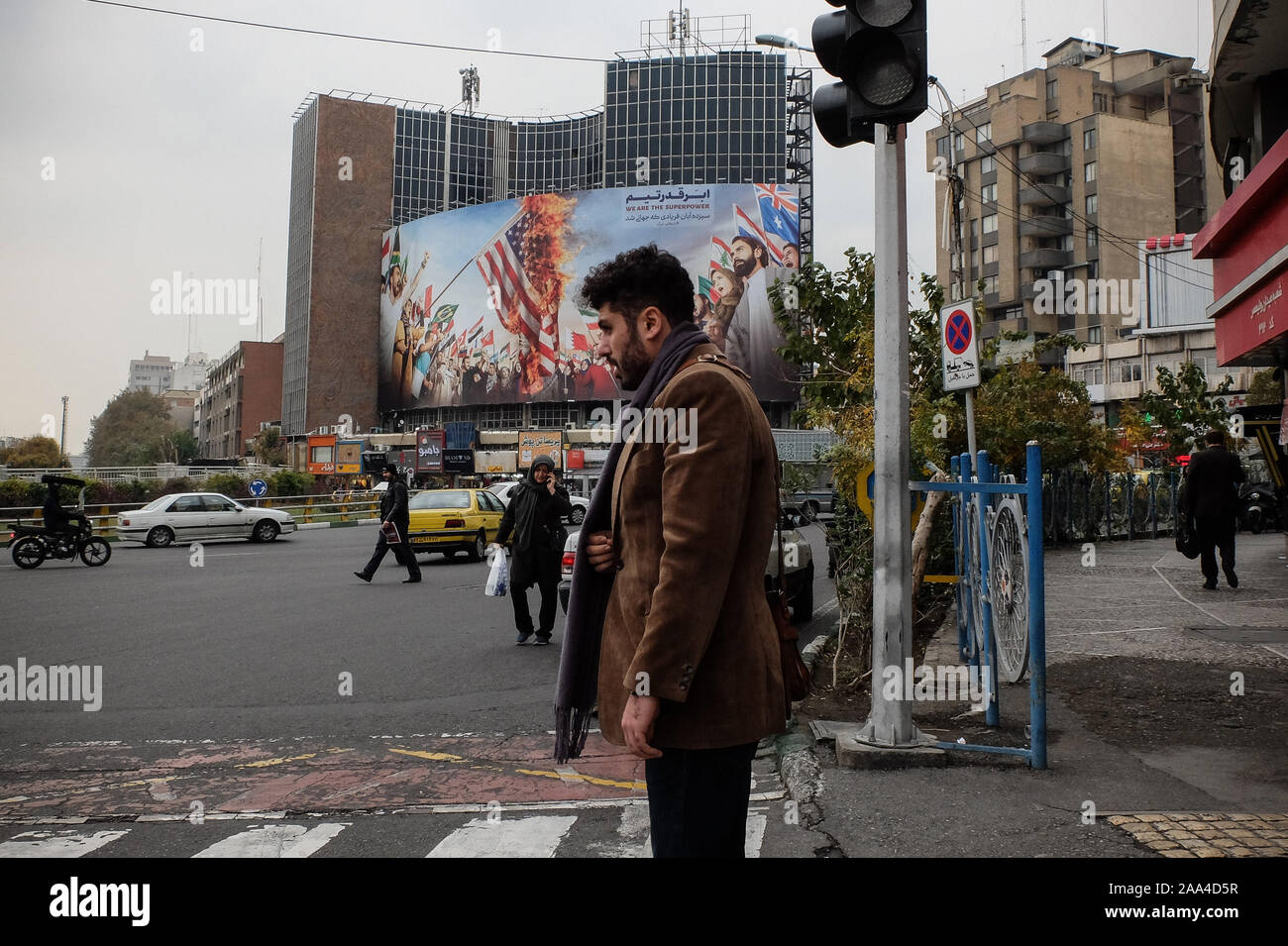 Teheran, Iran. Nov, 2019 19. Ein Blick auf Valiasr Square in der Innenstadt von Teheran. Iran hat die Zugeschlagen ein US für die "Randalierer", nach heftigen Protesten durch eine Entscheidung benzin Preiserhöhungen zu verhängen gefunkt und Rationierung in der Sanktionen - hit Land. Die Situation auf den Straßen wurde am Montag morgen unklar, vor allem wegen der Internet-ausfall, der den Fluss von Videos auf Social Media von Protest oder damit verbundenen Gewalttaten shared eingedämmt hat. Ein Artikel veröffentlicht am Dienstag in Keyhan, eine harte Linie Zeitung im Iran vorgeschlagen, dass die geführten heftigen Protesten wird durch hängen als die ausgeführt werden. Stockfoto