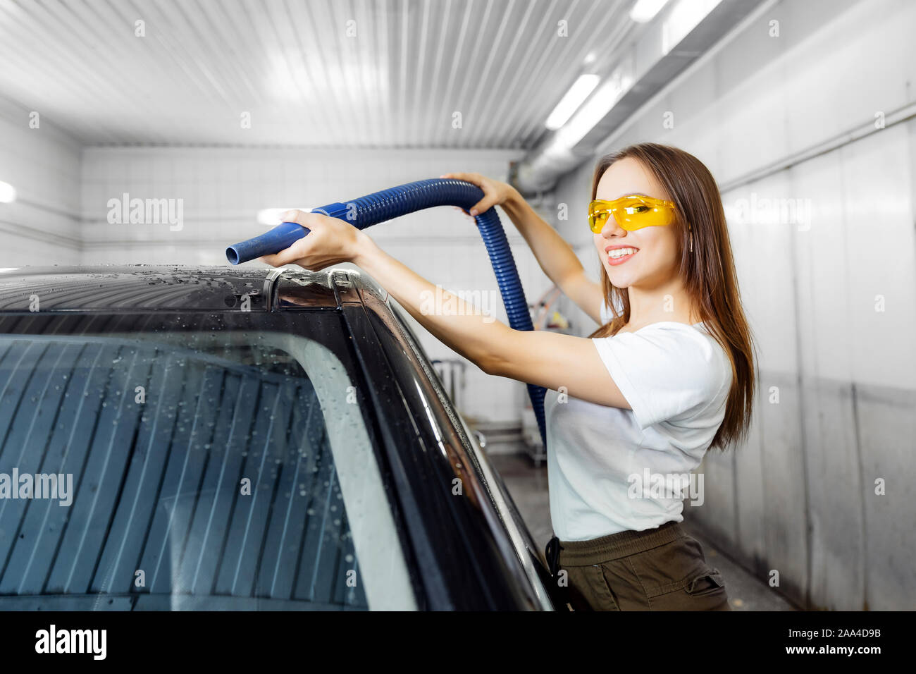 Mädchen Arbeiter verwendet Turbo Trockner Tropfen Wasser zu entfernen.  Service Auto waschen Stockfotografie - Alamy