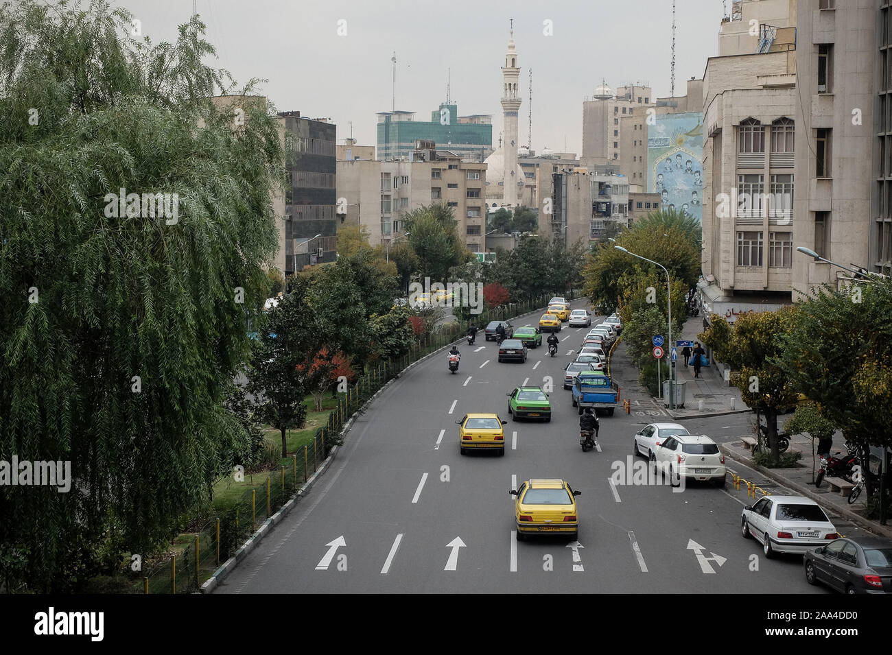 Teheran, Iran. Nov, 2019 19. Einen Blick auf eine Straße in der Innenstadt von Teheran. Iran hat die Zugeschlagen ein US für die "Randalierer", nach heftigen Protesten durch eine Entscheidung benzin Preiserhöhungen zu verhängen gefunkt und Rationierung in der Sanktionen - hit Land. Die Situation auf den Straßen wurde am Montag morgen unklar, vor allem wegen der Internet-ausfall, der den Fluss von Videos auf Social Media von Protest oder damit verbundenen Gewalttaten shared eingedämmt hat. Ein Artikel veröffentlicht am Dienstag in Keyhan, eine harte Linie Zeitung im Iran vorgeschlagen, dass die geführten heftigen Protesten wird durch hängen als die Unruhen ausgeführt werden Stockfoto