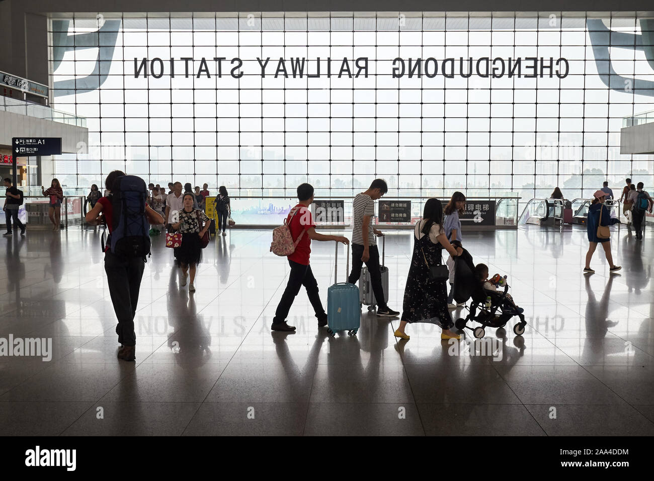 Chengdu, China - Oktober 01, 2017: Passagiere Silhouetten in der Chengdu Bahnhof, modernes Gebäude. Stockfoto