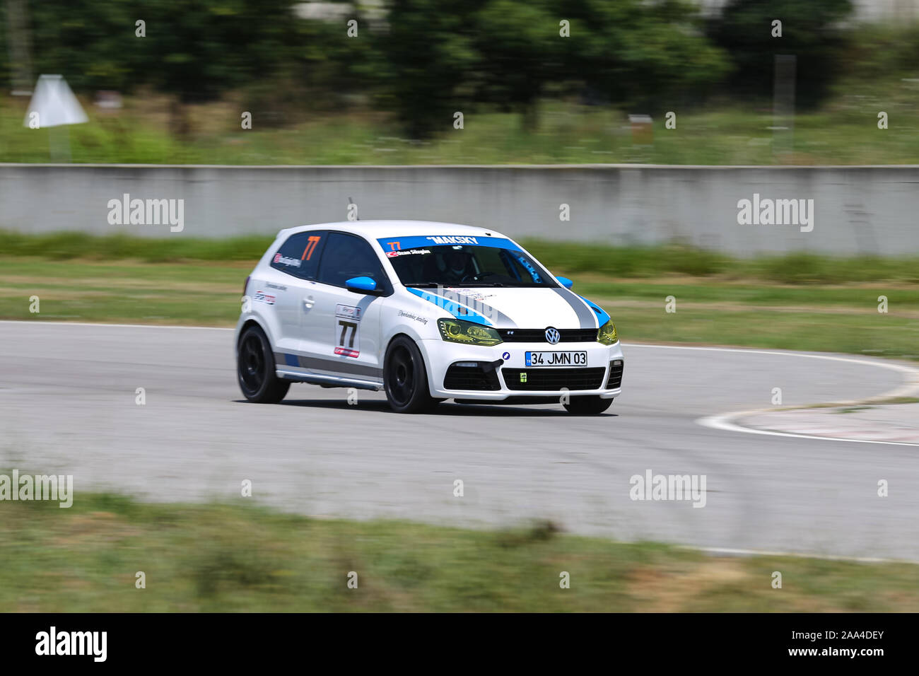 KOCAELI, Türkei - 28. JULI 2019: Ibrahim Ozan Suzgun Antriebe VW Polo TDI während der türkischen Touring Car Championships. Stockfoto