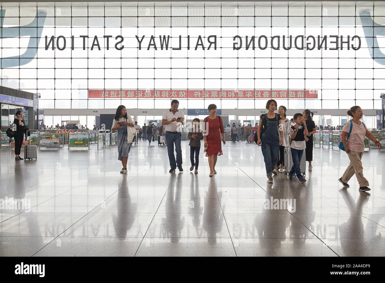 Chengdu, China - Oktober 01, 2017: Passagiere innerhalb der Chengdu Bahnhof, modernes Gebäude. Stockfoto