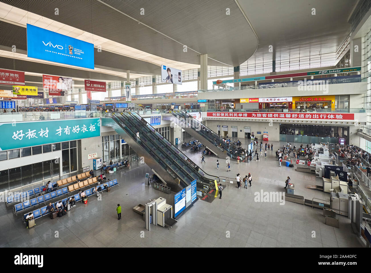 Chengdu, China - Oktober 01, 2017: Innenraum der Chengdu Bahnhof, modernes Gebäude. Stockfoto