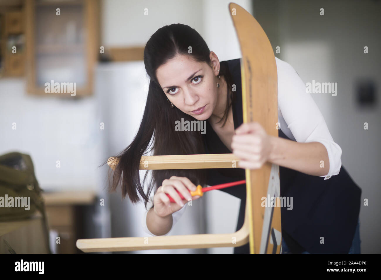 Frau DIY tun in Ihrer Küche Stockfoto