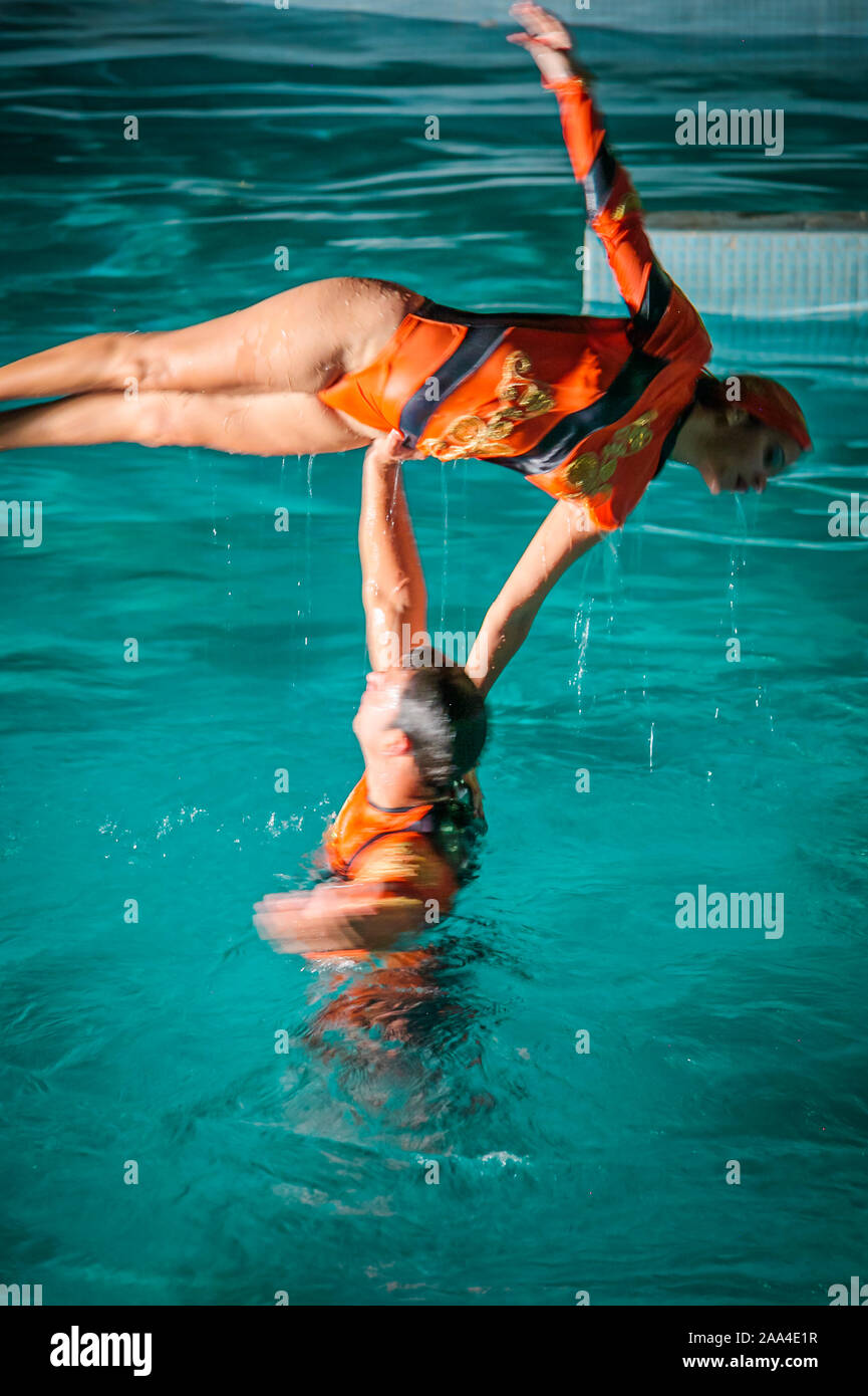 Varadero, Kuba, Jan 2013 - Wasser Ballett duo ihr Talent in den Pool in einem Hotel Resort Stockfoto