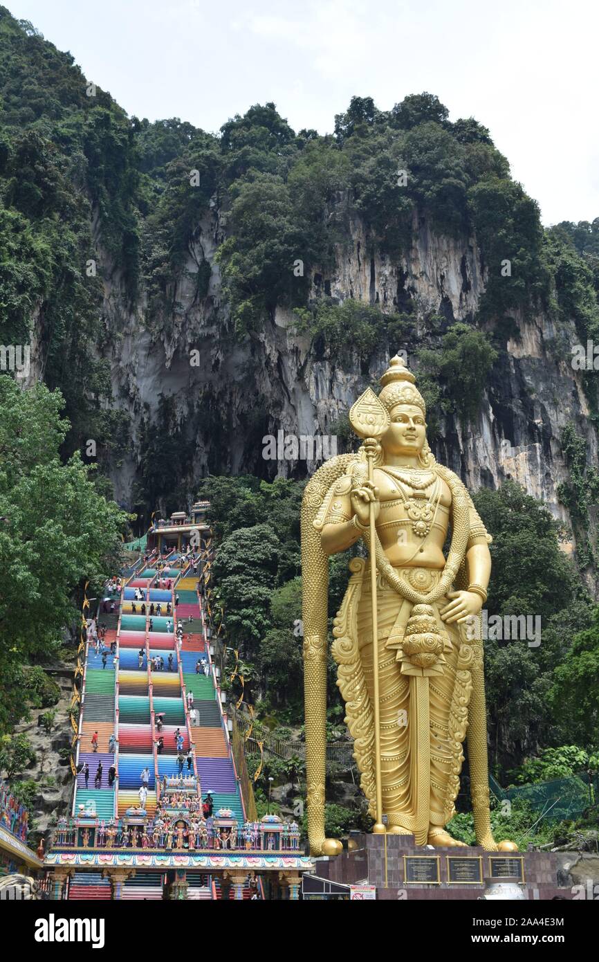 Die goldene Statue von Lord Murguan in Batu Höhlen, eine hinduistische Heiligtum in Selangor, Malaysia Stockfoto