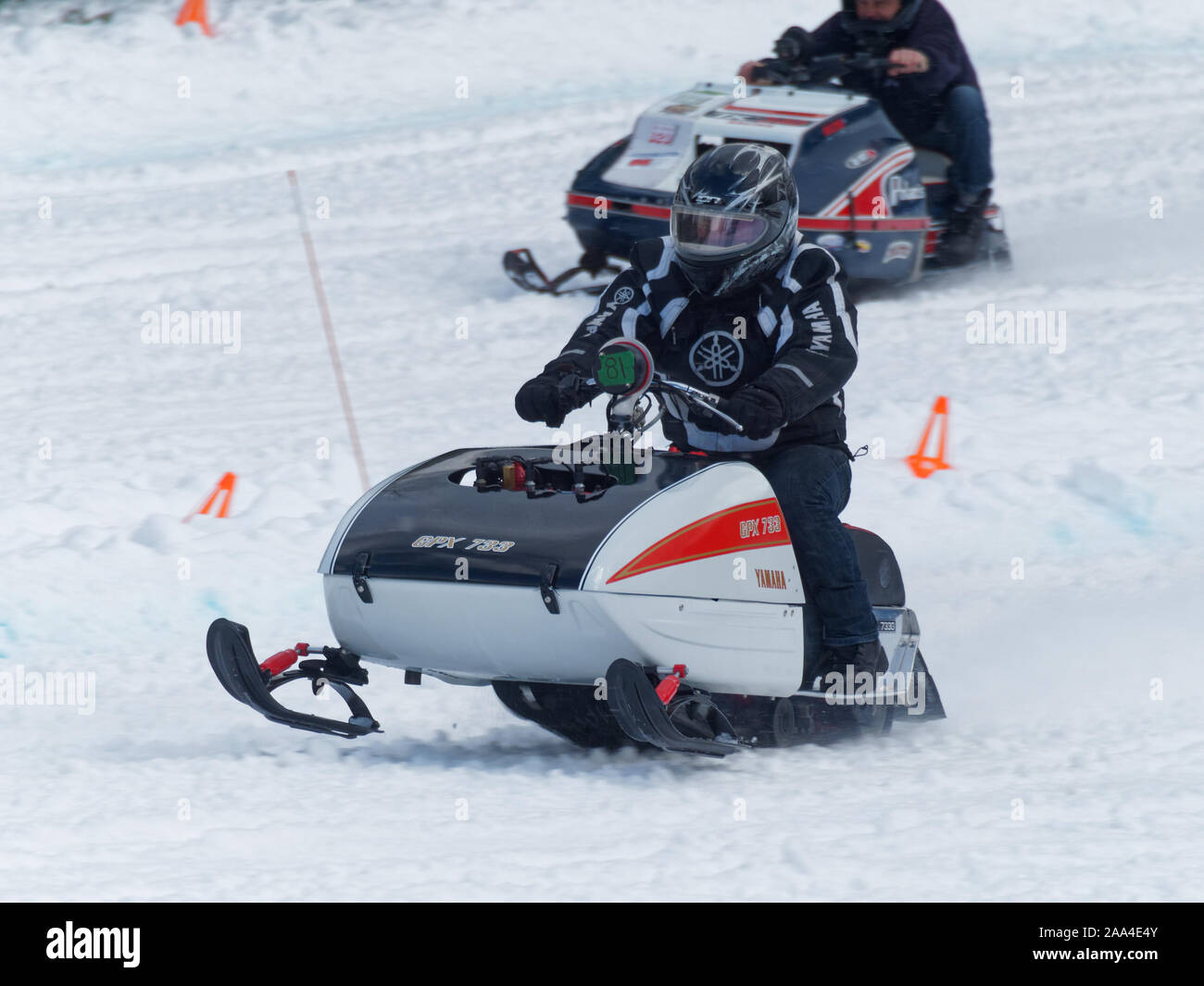 Quebec, Kanada. Snowmobile Drag Race bergauf auf den Pisten von Val Saint-Come Skigebiet statt Stockfoto